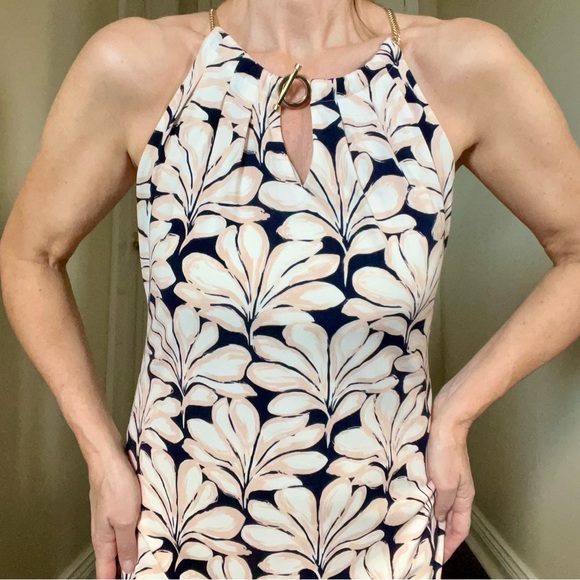 Floral dress with gold chain detail - Picture 3 of 9